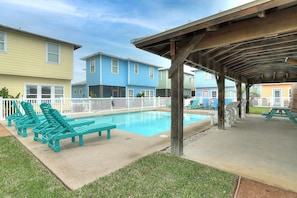 Pool - This fun home in the heart of Port Aransas that sleeps 10 and is pet friendly. C (Port Aransas)