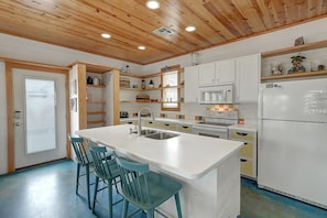 Fridge, microwave, oven, stovetop - This fun home in the heart of Port Aransas that sleeps 10 and is pet friendly. C (Port Aransas)