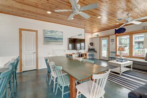TV - This fun home in the heart of Port Aransas that sleeps 10 and is pet friendly. C (Port Aransas)