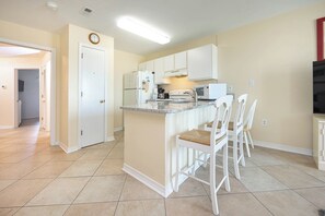 雪櫃、微波爐、焗爐、洗碗機