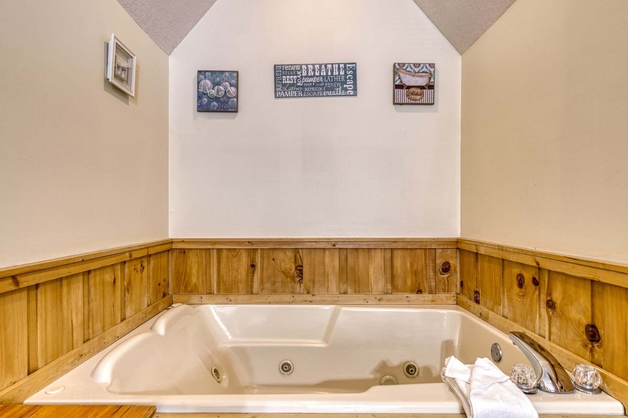 Ein Whirlpool mit Holzverkleidung, einer Holzbalkendecke und drei an der Wand befestigten Schildern.