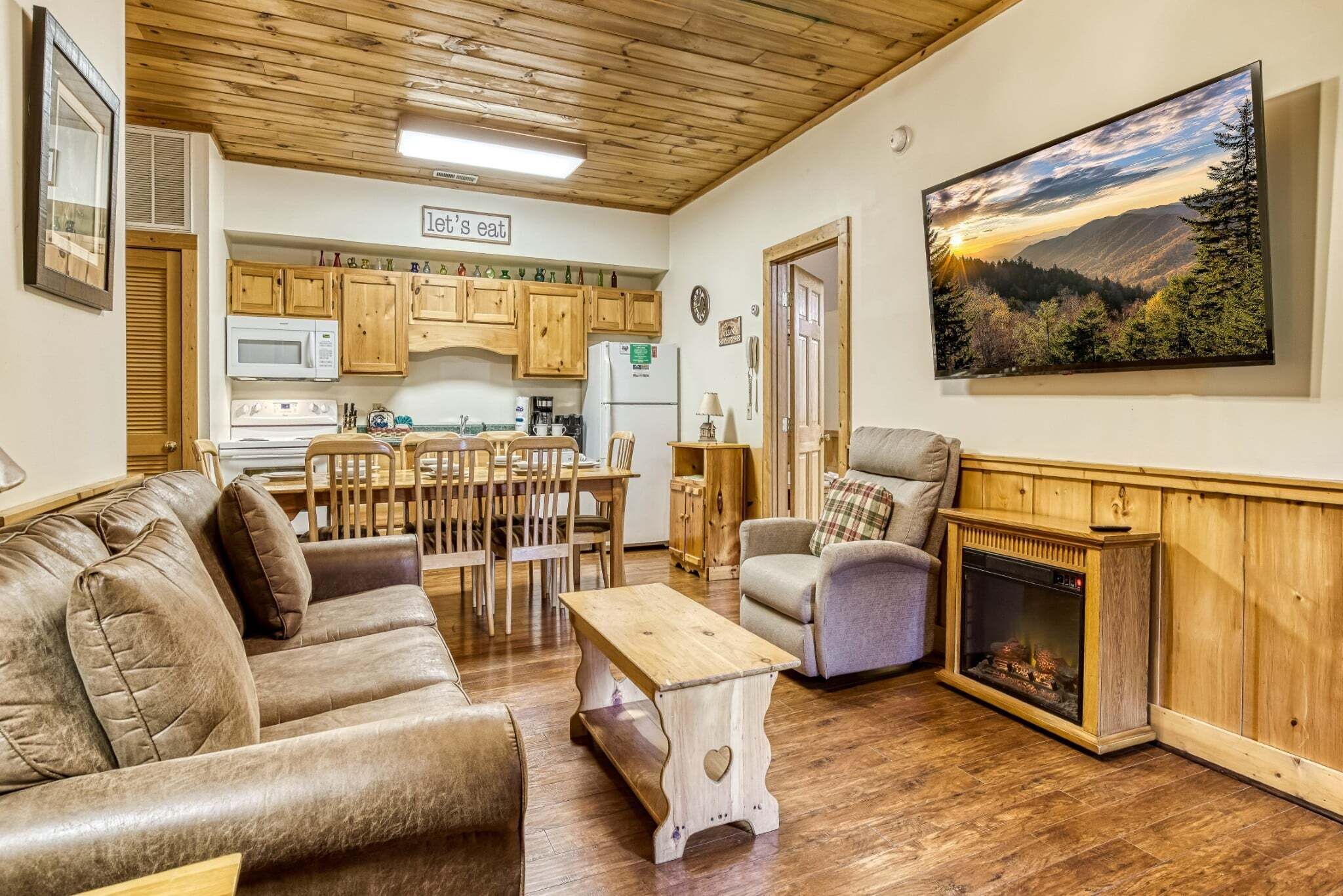 Ein gemütliches Wohnzimmer mit Sofa, Couchtisch und Kamin.