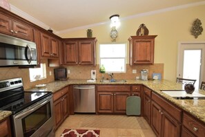 Fridge, microwave, oven, stovetop - Chateau Des Fontenot (Bolivar Peninsula)