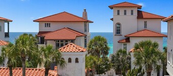 AQUASCAPE: Beautiful Home with Private Pool and Large Deck 1 Block from Beach!