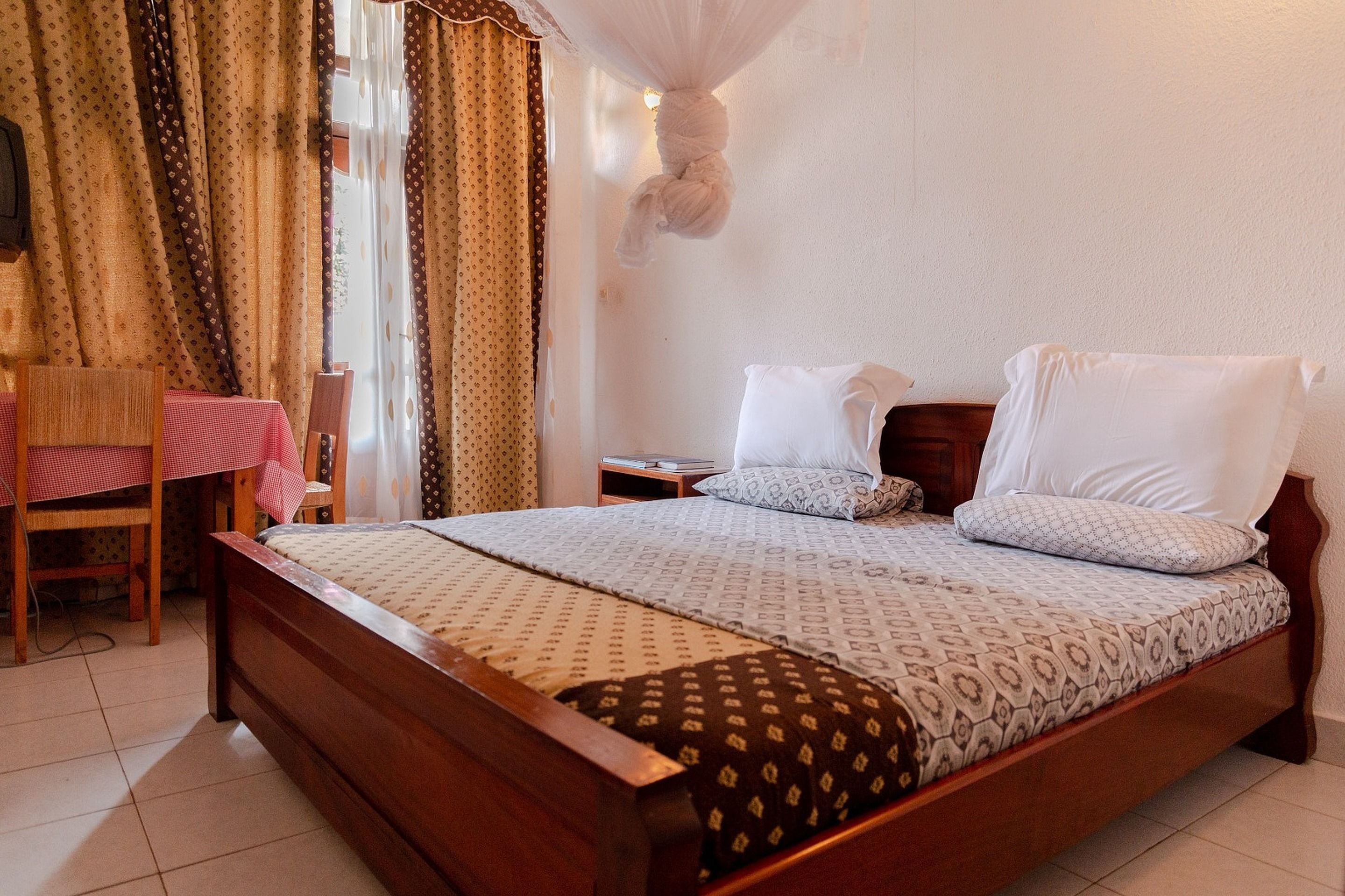 25 habitaciones, escritorio y wifi gratis 