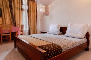 25 habitaciones, escritorio y wifi gratis 