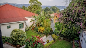 Un quartier résidentiel avec des maisons, un jardin et une vue sur les montagnes.