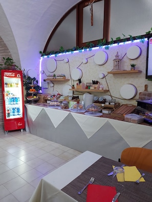 Free daily local cuisine breakfast  - Domus Pacis Loreto (Loreto)