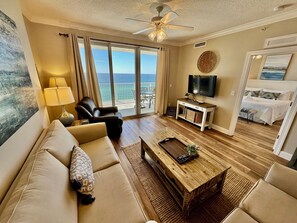 テレビ、DVD プレーヤー