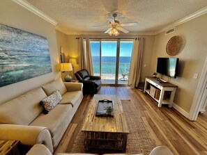 テレビ、DVD プレーヤー