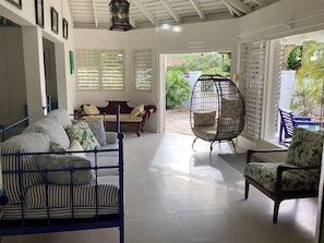 Smart TV, books - COTTAGE BY THE SEA - steps from Beach -chef included - THE YELLOW CANARY (Duncans Bay)