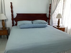 3 bedrooms, iron/ironing board, free WiFi, bed sheets - COTTAGE BY THE SEA - steps from Beach -chef included -    THE YELLOW CANARY  (Duncans Bay)