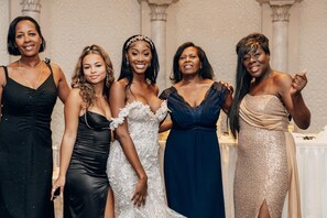 Banquet hall - COTTAGE BY THE SEA - steps from Beach -chef included - THE YELLOW CANARY (Duncans Bay)