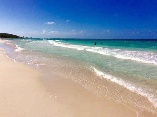 COTTAGE BY THE SEA - steps from Beach -chef included -    THE YELLOW CANARY 