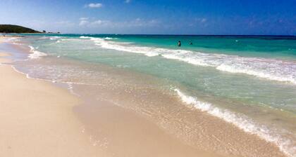 COTTAGE BY THE SEA - steps from Beach -chef included - THE YELLOW CANARY
