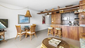 Une cuisine moderne avec des meubles en bois, un four encastré et un coin bar.