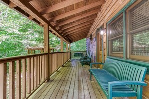 Property grounds - ER50 - Creekside - Great location. Close to all the action! (Pigeon Forge)