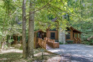 Exterior - ER50 - Creekside - Great location. Close to all the action! (Pigeon Forge)