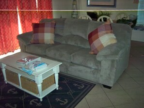 Fernseher, DVD-Player, Bücher, Stereoanlage