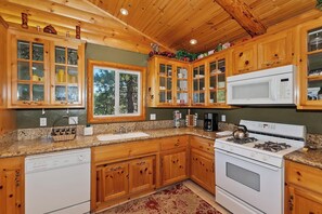 Kylskåp, mikrovågsugn, ugn och diskmaskin