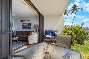 Outdoor dining - Oceanfront Ground-Floor Condo – Lanai, A/C, Steps to Sugar Beach (Kihei)