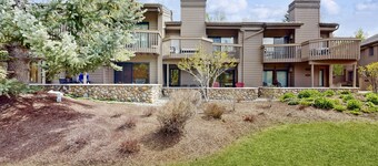 Freshly remodeled, ski-in/ski-out condo with pool, hot tub, & clubhouse