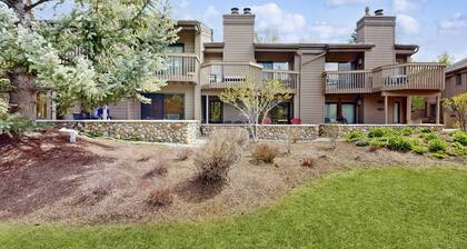 Freshly remodeled, ski-in/ski-out condo with pool, hot tub, & clubhouse
