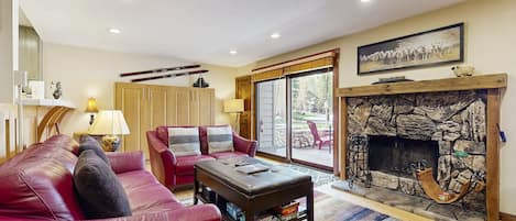 Televisión, chimenea, reproductor de DVD y tenis de mesa