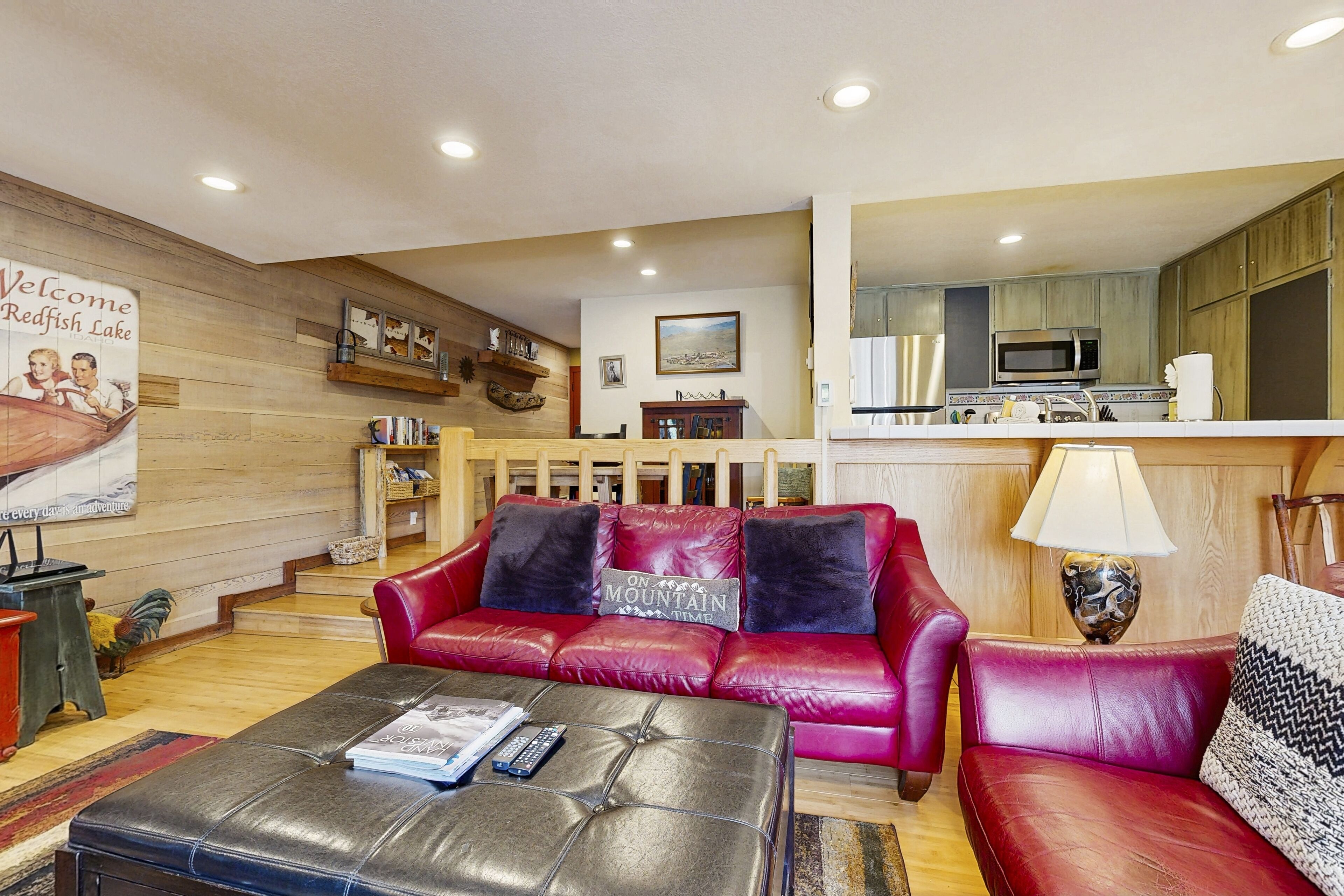 Télévision, cheminée, lecteur de DVD, table de tennis de table