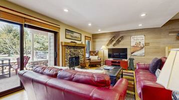 Télévision, cheminée, lecteur de DVD, table de tennis de table