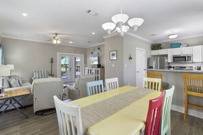 Dining - NEW Listing!! Don't miss out on this PEACH at Popular Purple Parrot Resort! (Pensacola)