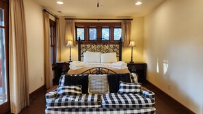 1 bedroom, iron/ironing board, free WiFi, bed sheets - Chickadee’s Hatch | 2-Story Cabin w/ Jetted Tub + Biltmore Pass (Black Mountain)