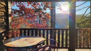 Outdoor dining - Chickadee’s Hatch | 2-Story Cabin w/ Jetted Tub + Biltmore Pass (Black Mountain)