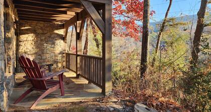 Cheshiren kylän hirsitalo / mökki vuokrataan! Täydellinen sijainti ja erittäin söpö. Sisältää Biltmore-lipun!