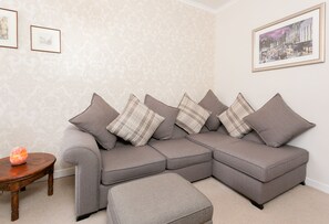 TV, books - Cosy Clean Royal Mile flat near Edinburgh Castle  (Edinburgh)