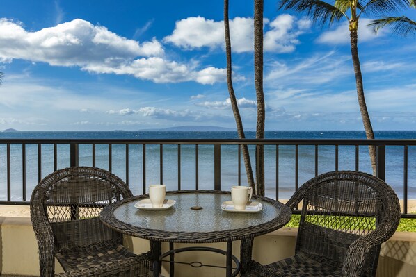 Outdoor dining - Oceanfront 3rd-Floor Condo – Lanai, A/C, Full Kitchen & Beach Views (Kihei)