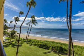 On the beach - Oceanfront 3rd-Floor Condo – Lanai, A/C, Full Kitchen & Beach Views (Kihei)