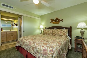 1 bedroom, iron/ironing board, WiFi - Oceanfront 3rd-Floor Condo – Lanai, A/C, Full Kitchen & Beach Views (Kihei)