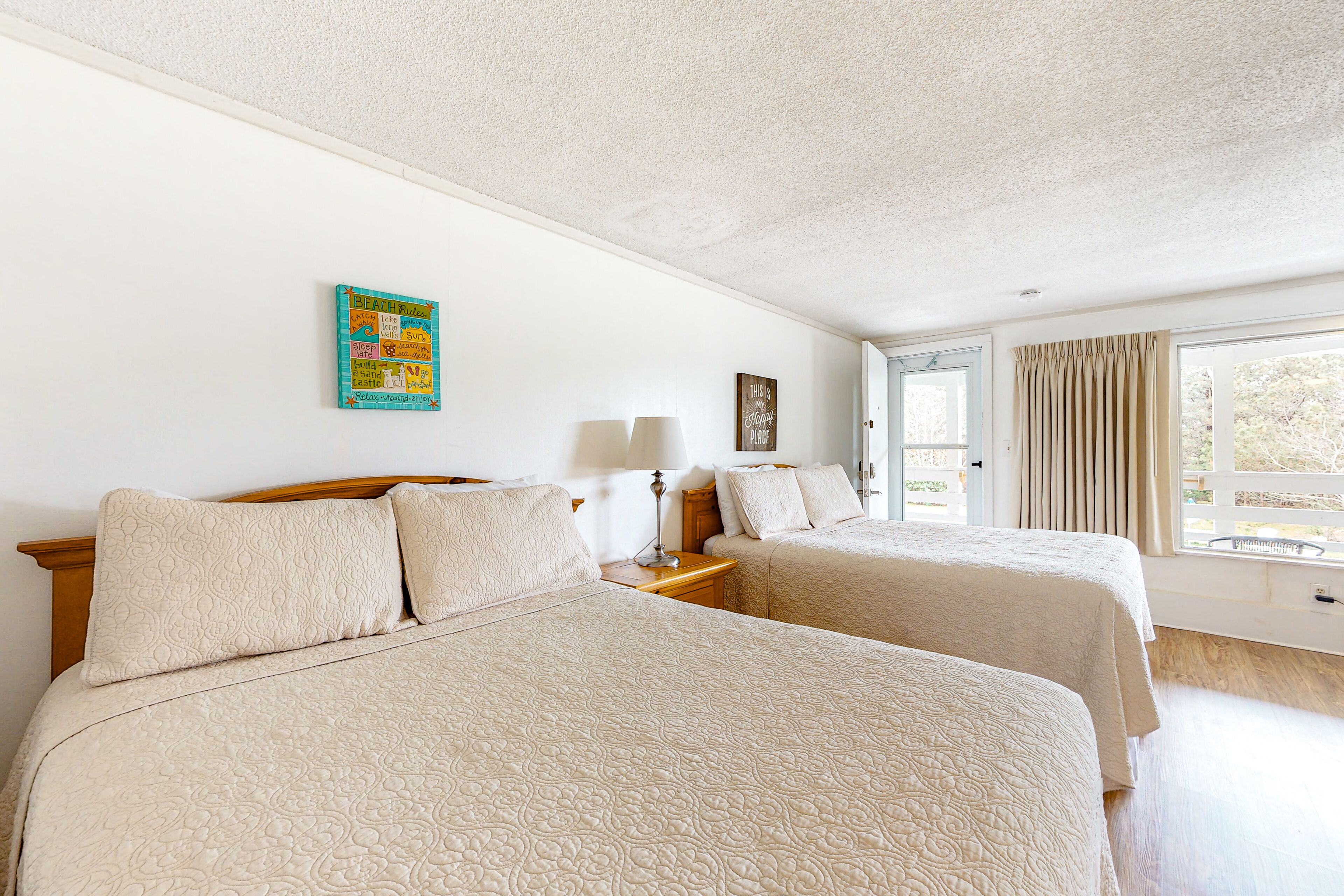 Romantic seaside getaway with pool & tennis courts - dog-friendly