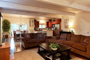 Smart TV, fireplace, stereo