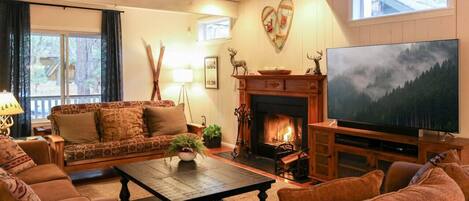 Een smart-tv, een open haard en een stereo