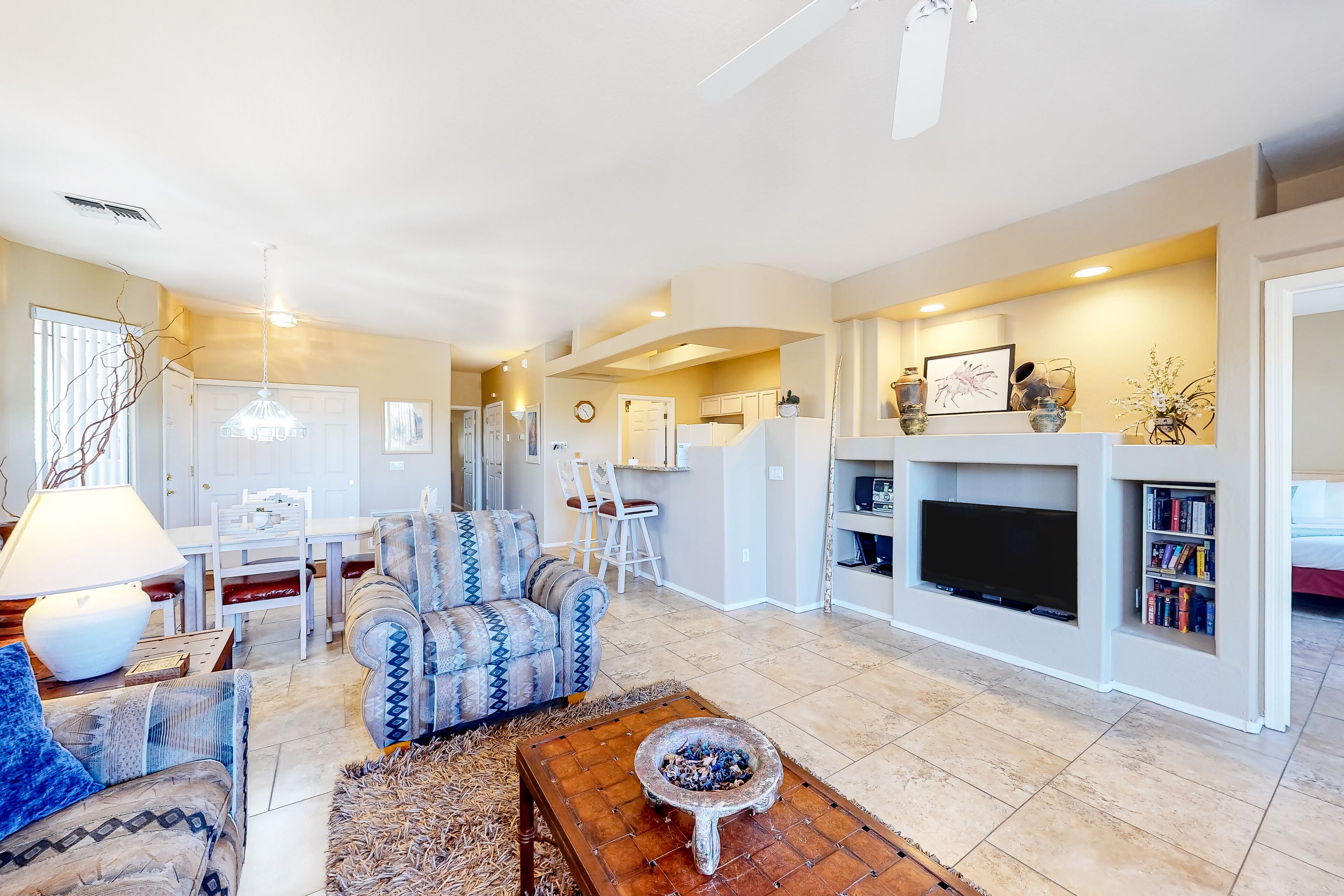 Charming condo with desert views, pool & hot tub