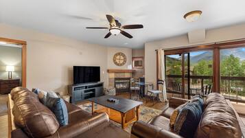 Een televisie, een open haard en een dvd-speler