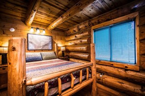 2 bedrooms, free WiFi, bed sheets - Chateau Relaxeau Cozy Log Cabin in the Woods (Greer)