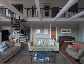 智能电视、DVD 播放器、乒乓球、书