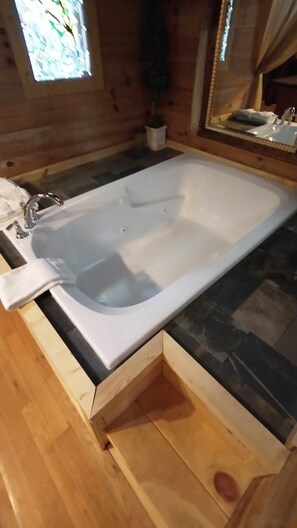 Combined shower/bathtub, towels
