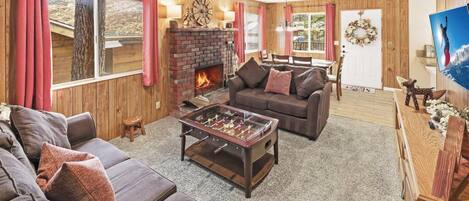 Televisie, een open haard en tafelvoetbal