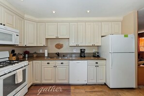 Fridge, microwave, stovetop, dishwasher
