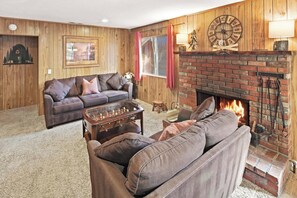 Televisión, chimenea y futbolito 