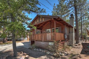 Exterior - Sweet Mountain Escape by Destination Big Bear : Near the Village! Hot Tub! Gas BBQ! Internet! Mini Foosball! (Big Bear Lake)